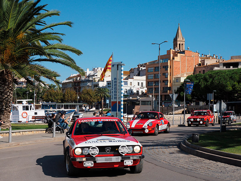En primer terme el Lancia Beta Coupé de Carles Fortuny i Carles Jiménez, guanyadors de les dues darreres edicions.