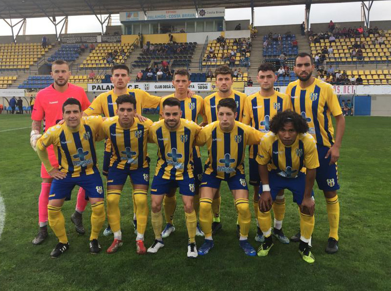 L'onze inicial del Palamós CF davant la UE Llagostera - Costa Brava B. (Foto: Palamós CF)