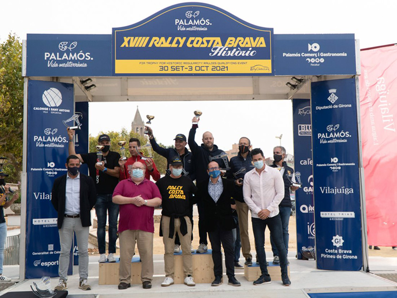 Els guanyadors del ralli, amb les autoritats, al podi instal·lat al passeig del Mar. (Foto: Rally Classics).