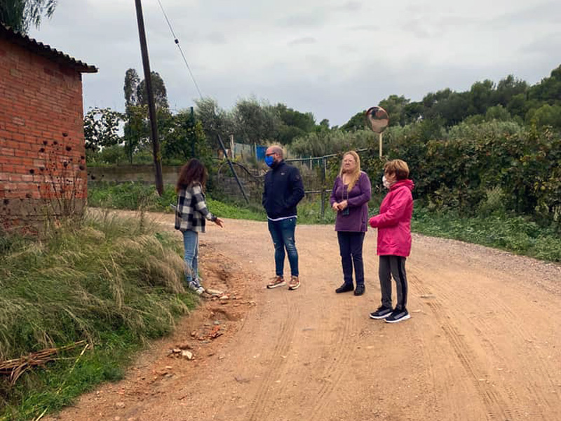 Represents de JxCat van visitar ahir el barri de Pla Es Pla i van escoltar les queixes dels veïns. (Foto: Junts per Catalunya Palamós - Sant Joan).