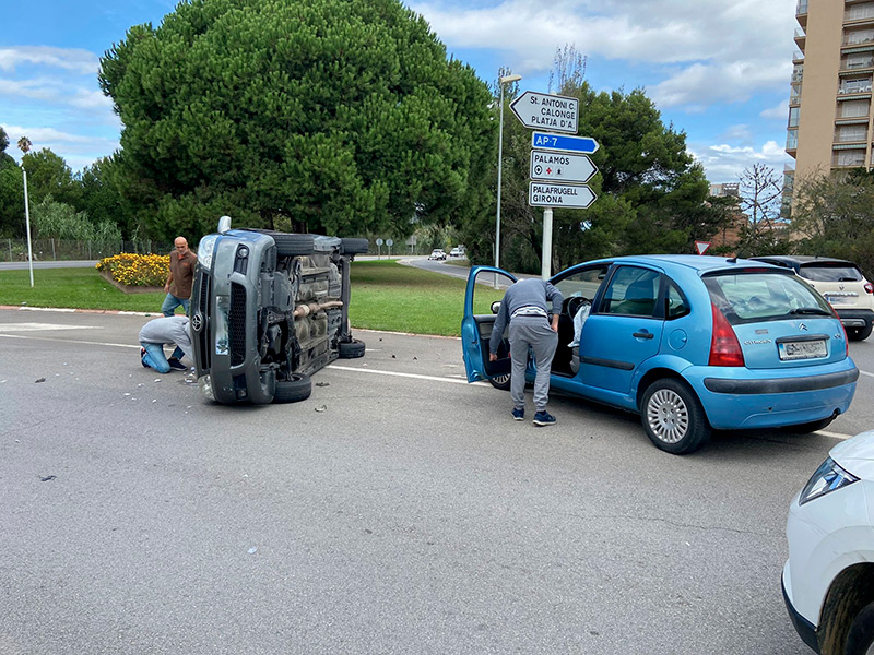 Els vehicles implicats a l'accident d'aquest migdia. (Foto: Ajuntament de Calonge i Sant Antoni).