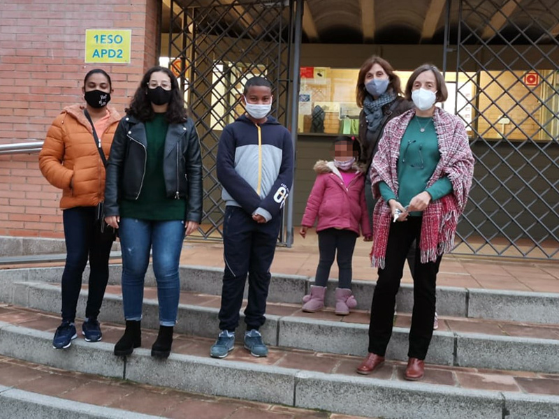 El projecte Rossinyol relaciona estudiants universitaris i alumnes de primària i secundària, nouvinguts al municipi. (Foto: Ajuntament de Palamós).