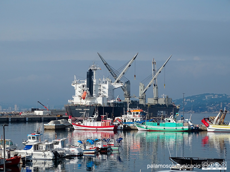 Un vaixell de càrrega al port de Palamós, en una imatge d'arxiu.