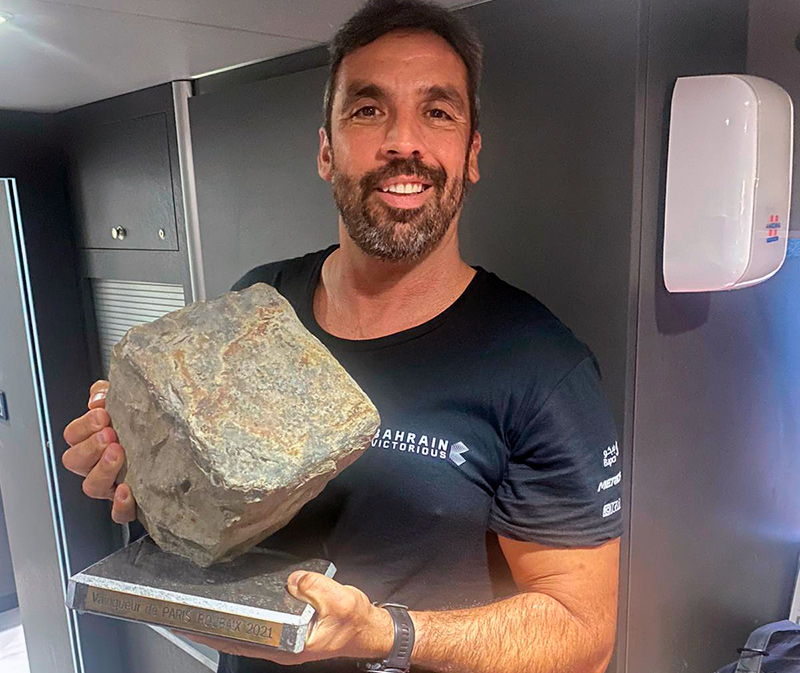 David Fernández amb el trofeu de la Paris Roubaix de diumenge passat, una cursa guanyada per Sonny Colbrelli del Bahrain Victorious.