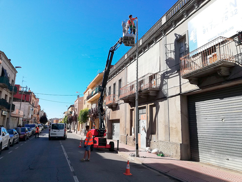 Operaris de la Brigada instal·lant les noves lluminàries a l'Avinguda de la Llibertat. (Foto: Ajuntament de Palamós).