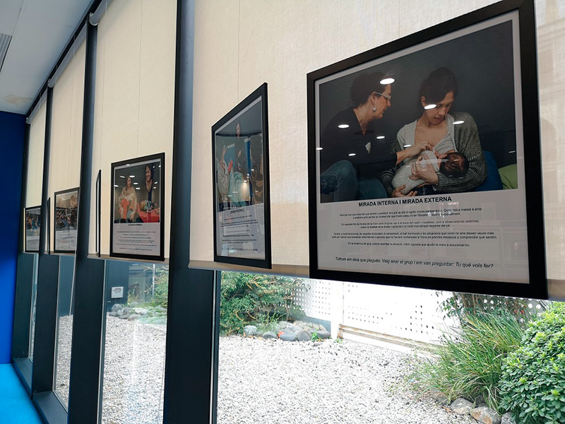 Fotos de la mostra “Acompanyant lactàncies” que s'exposen a la Biblioteca Municipal. (Foto: Ajuntament de Palamós).