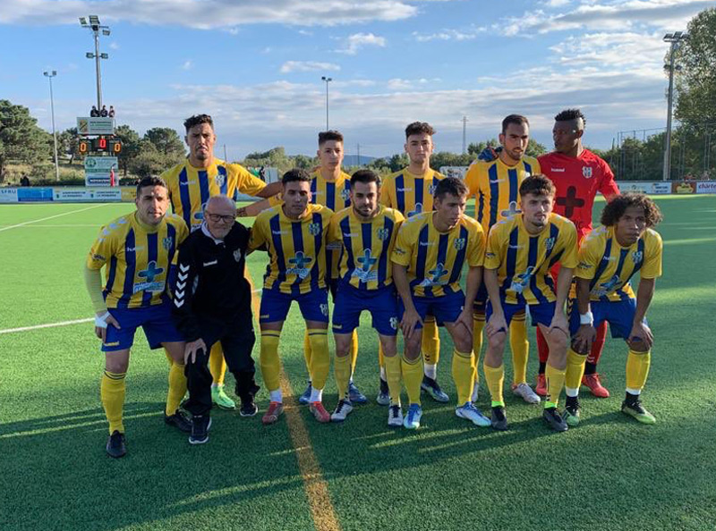 L'onze inicial del Palamós en el partit d'avui, amb la presència de l'històric utiller, Josep Arxé. (Foto: Palamós CF).