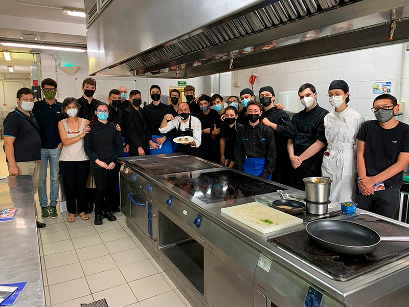 Visita del xef Quim Casellas a l’INS Baix Empordà de Palafrugell. (Foto: Cuina de l'Empordanet).