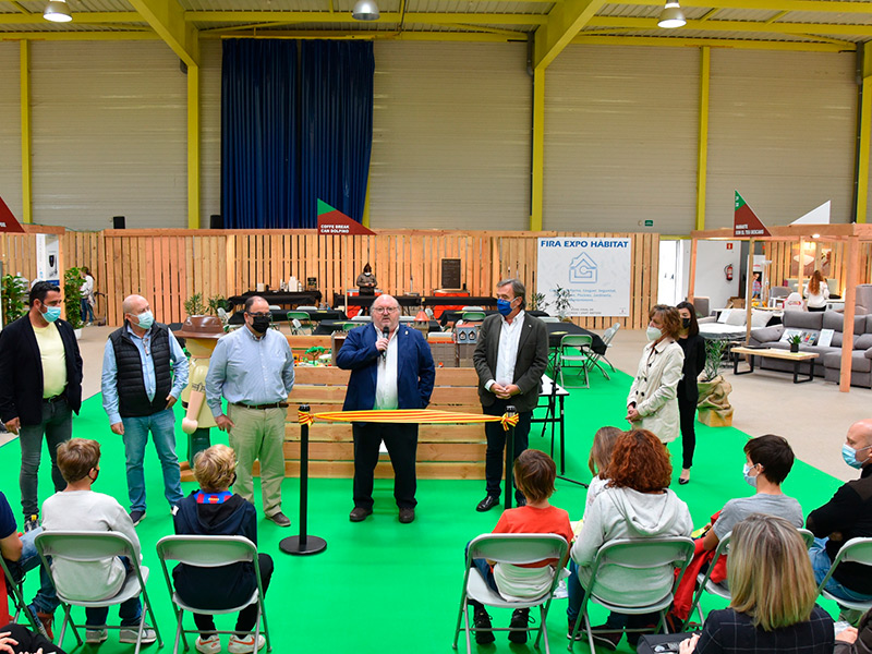 L'alcalde, Jordi Soler, i diferents regidors del govern, inaugurant la fira aquest dissabte. (Foto: Ajuntament de Calonge i Sant Antoni).