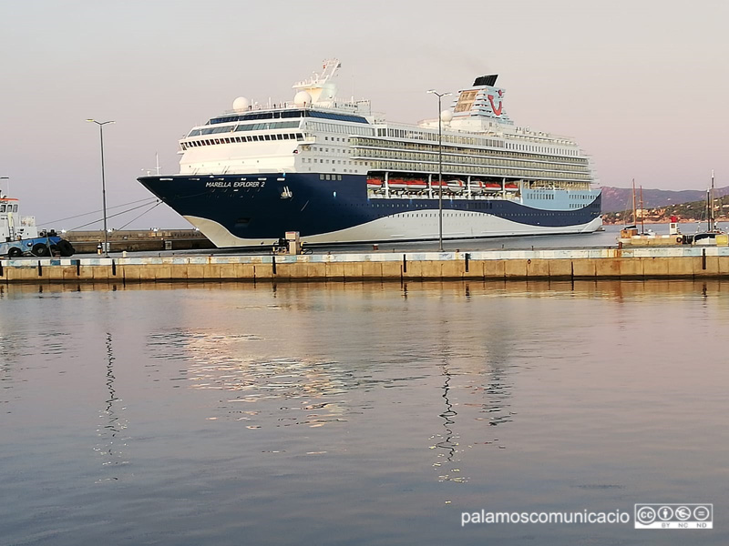 El Marella Explorer 2 en la seva darrera escala al port de Palamós, el 13 de setembre de 2019.