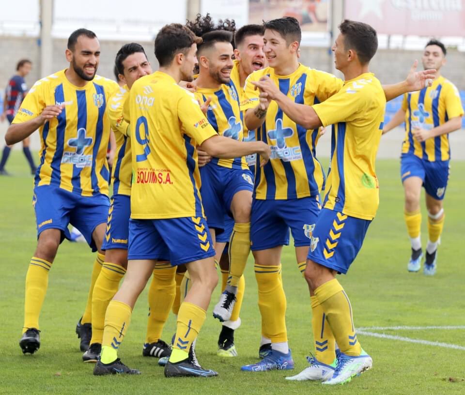 Els jugadors del Palamós celebren un gol en el primer partit de lliga. (Foto: Palamós CF).