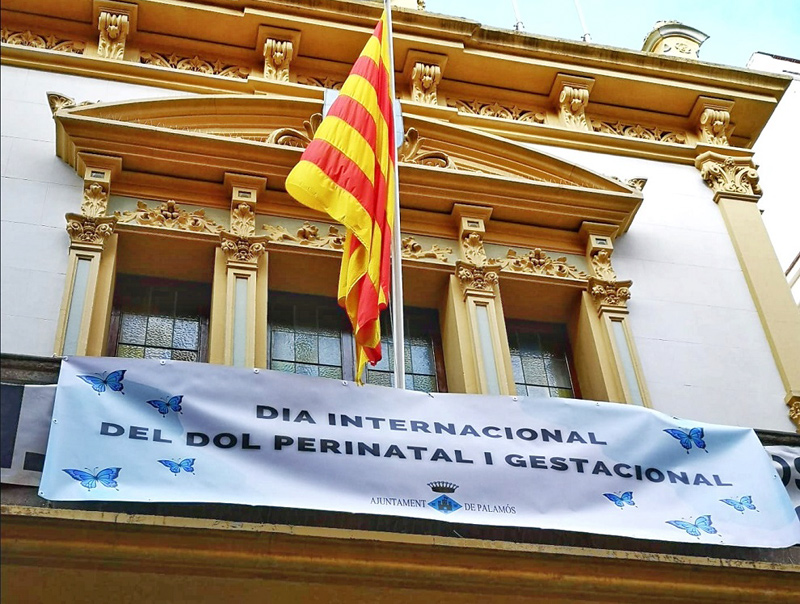 Pancarta commemorativa del Dia Internacional del Dol Perinatal i Gestacional. (Foto: Ajuntament de Palamós).