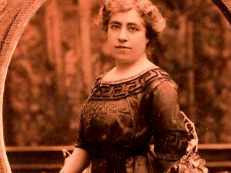 L'escriptora empordanesa Caterina Albert, coneguda pel seu pseudònim, 