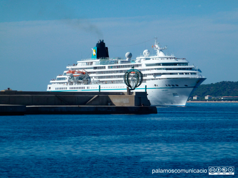 Imatge d'arxiu d'un creuer turístic entrant al port de Palamós.