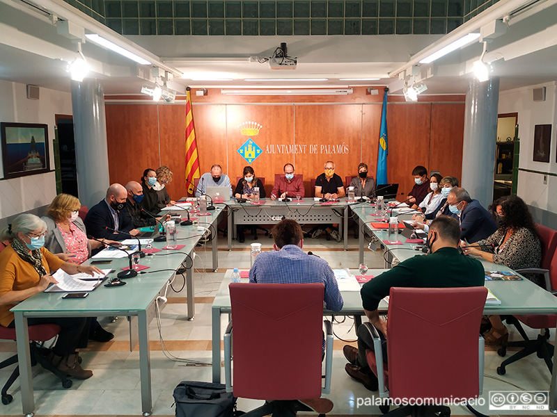 Els regidors i regidores de l'Ajuntament de Palamós en el Ple d'ahir dimarts.