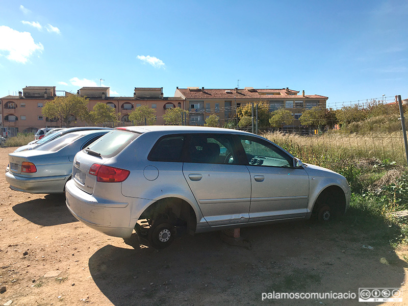 Un dels vehicles afectat pel robatori de les rodes a l'aparcament del carrer de La Font.