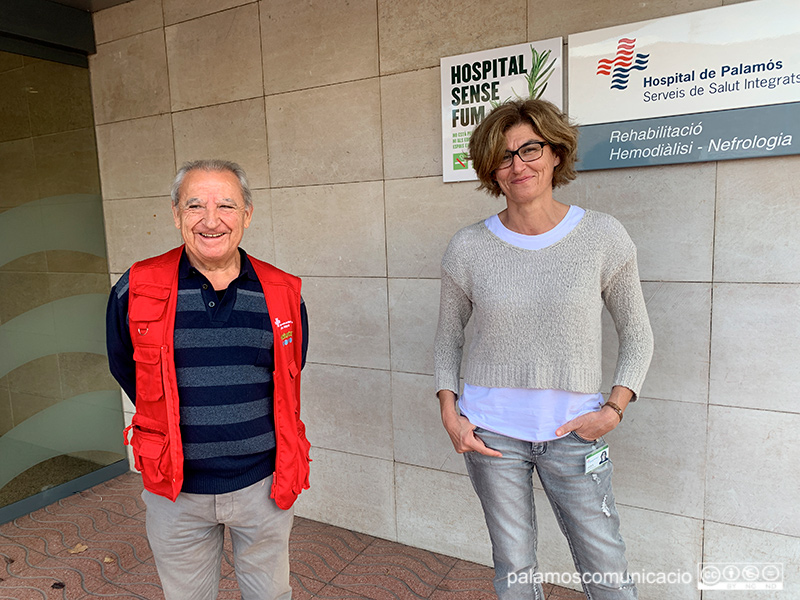 L'Eugeni Sánchez i la Lola Bosch, voluntari i coordinadora del servei de voluntariat de l'hospital de Palamós, respectivament.