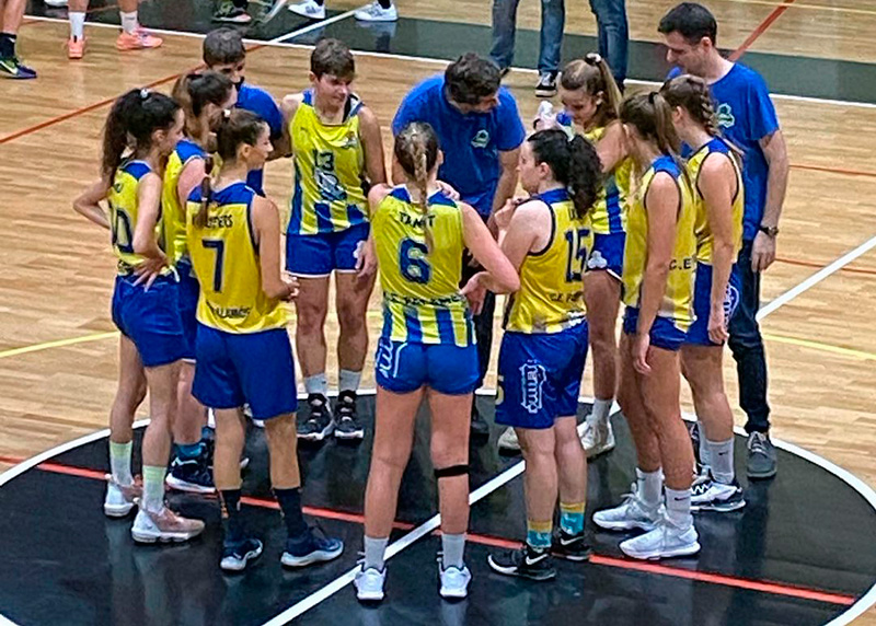 El sènior femení del CE Palamós, diumenge en el partit disputat a la pista del Bisbal Bàsquet. (Foto: CE Palamós).