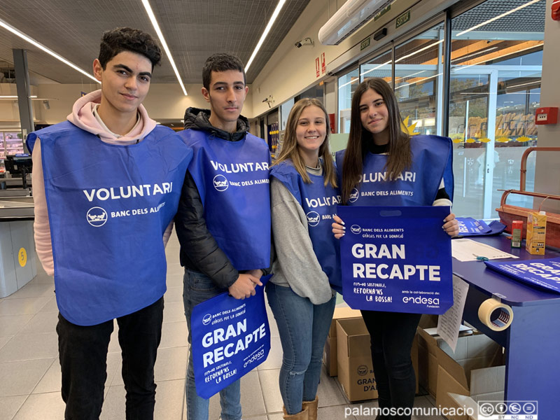 Un dels equips de persones voluntàries del Gran Recapte de l'any 2019 en un supermercat de Palamós.