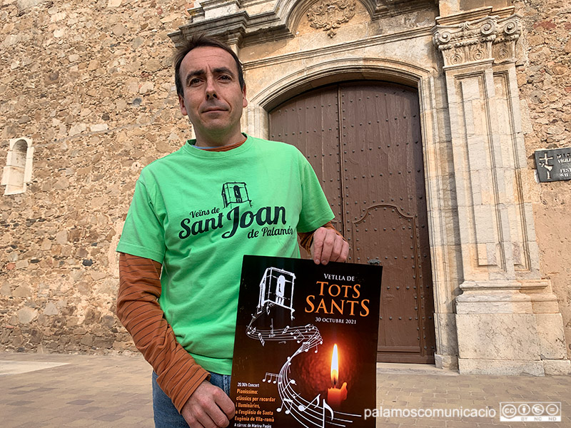 Carles Sala, membre de l'Associació de Veïns de Sant Joan, a les escales de l'Església de Santa Eugènia de Vila-romà.