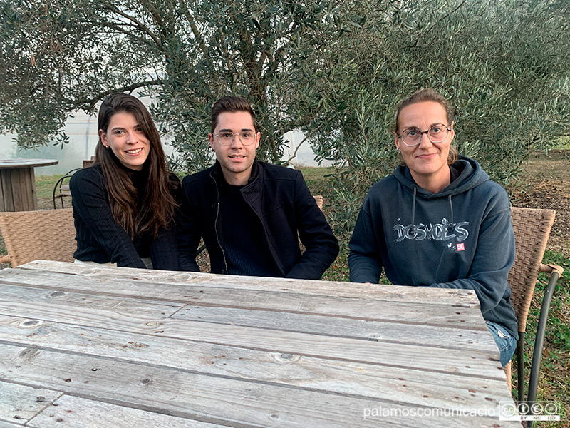 D'esquerra a dreta, Maria Robles i Albert Valls, de 'Niu Events', acompanyats per l'Àngels Feliu de la Masia de Can Sais.