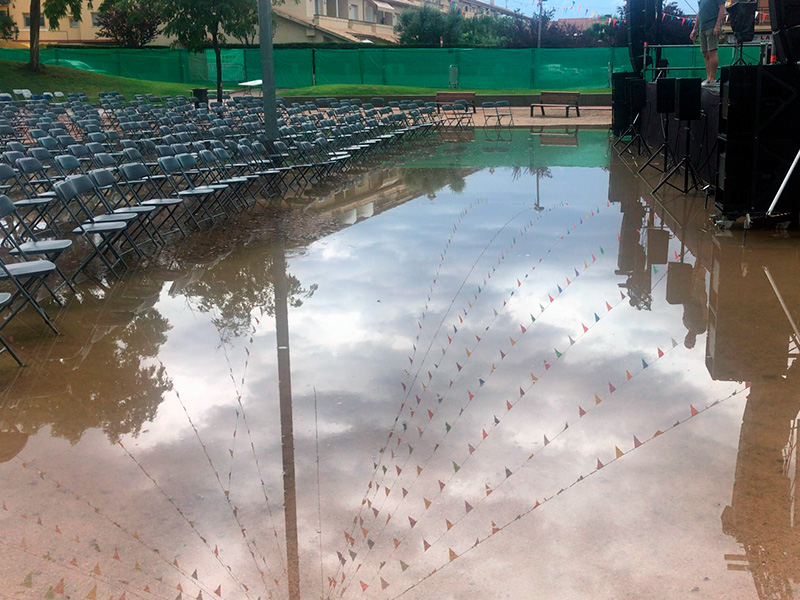 La plaça de Josep Sarquella inundada el dia que s'havia de fer el Concert de Sardanes de la Costa Brava.