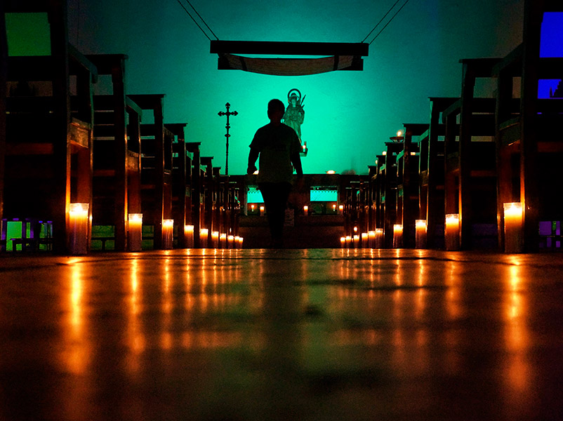 L'església de Santa Eugènia de Vila-romà il·luminada amb motiu de la vettlla de Tots Sants. (Foto: AAVV Sant Joan).