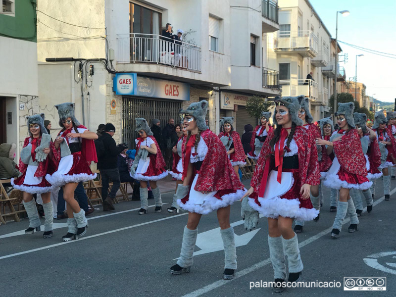 La colla de Les Braves, a la rua de carnaval de l'any 2018.