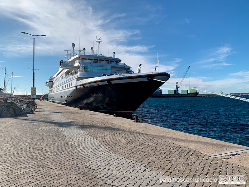 El creuer Seadream I amarrat aquest matí al moll de ponent del Port de Palamós.
