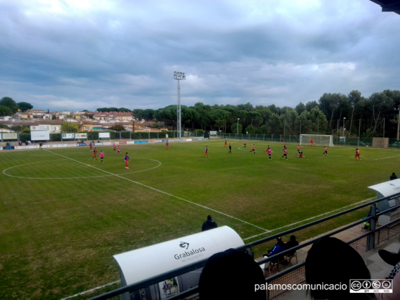 El partit s'ha disputat amb un fort vent de tramuntana i en un estat molt dolent del terreny de joc.