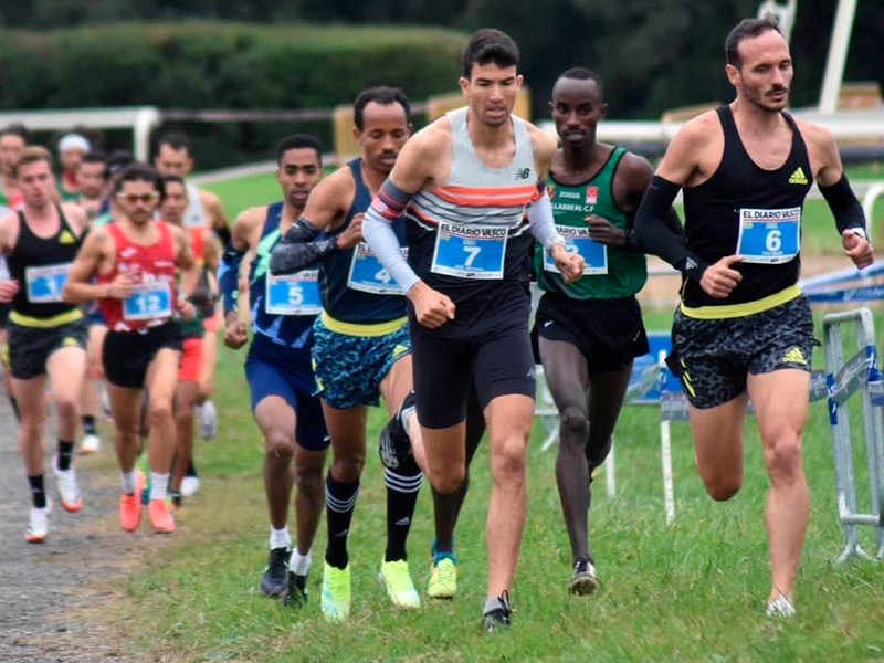 Adel Mechaal, al centre de la imatge, quart classificat en el cros d'aquest passat cap de setmana a Sant Sebastià. (Foto: instagram.com/adel.mechaal)