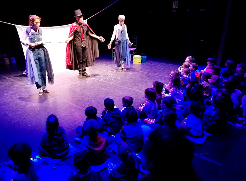 Alumnes del Vila-romà compartint escenari amb els actors i actrius de l'espectacle La casa de les Gorguetes'.