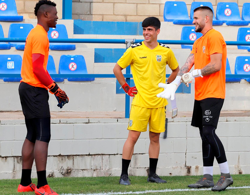 El Palamós és l'equip menys golejat del grup. A la imatge els seus dos porters, Ousmane i Àlex Campos. (Foto: Palamós CF).