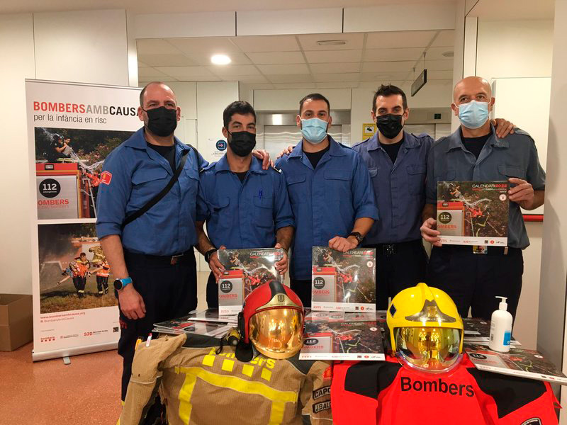 Els bombers van vendre 115 calendaris el divendres passat a l'hospital de Palamós. (Foto: SSIBE).