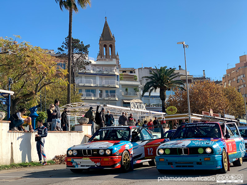 Vehicles del Rally Costa Brava, aquest matí a Palamós.