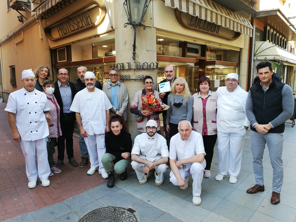 Propietaris i treballadors de la Pastisseria Collboni, amb representants municipals i de Fecotur. (Foto: Ajuntament de Palamós).