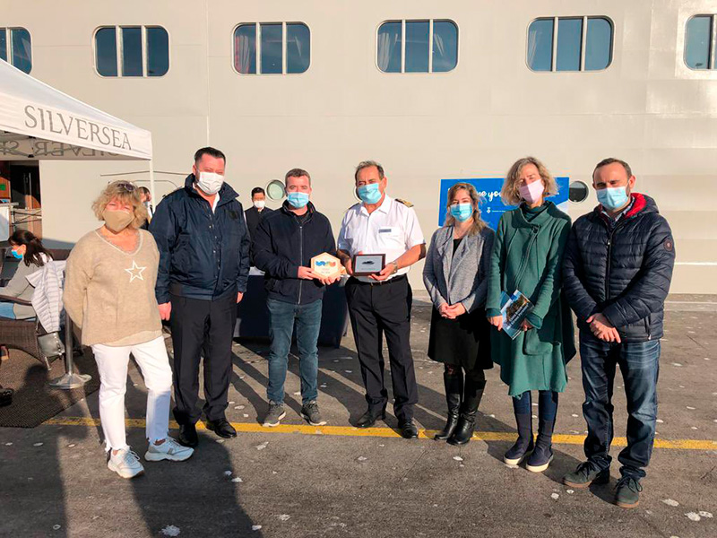 Les regidores Maria Puig i Núria Botellé, en representació de l'Ajuntament de Palamós, amb el capità del Silver Spirit. (Foto: Ports Gencat).