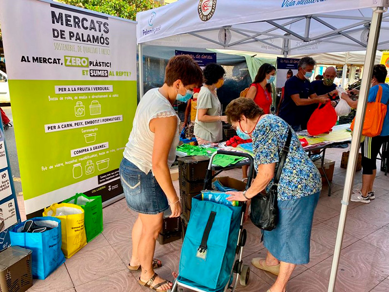 imatge d'arxiu de la campanya, 'Al Mercat' zero plàstics', impulsada per l'Ajuntament de Palamós, (Foto: Ajuntament de Palamós).