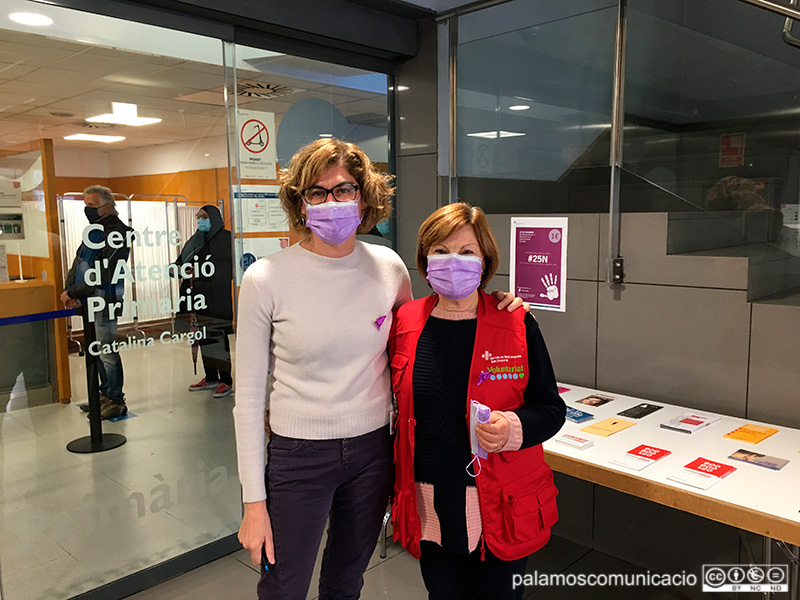 Lola Bosch, directora d'atenció ciutadana i comunicació de SSIBE i Mª Carmen Fuentes, voluntària.