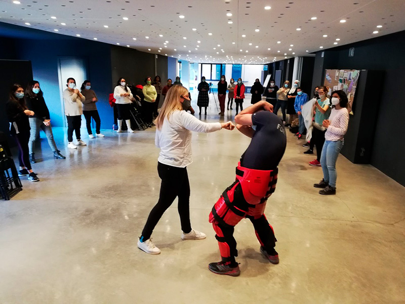 Dos agents dels Mossos d'Esquadra impartint el taller d'autoprotecció. (Foto: Ajuntament de Palamós).