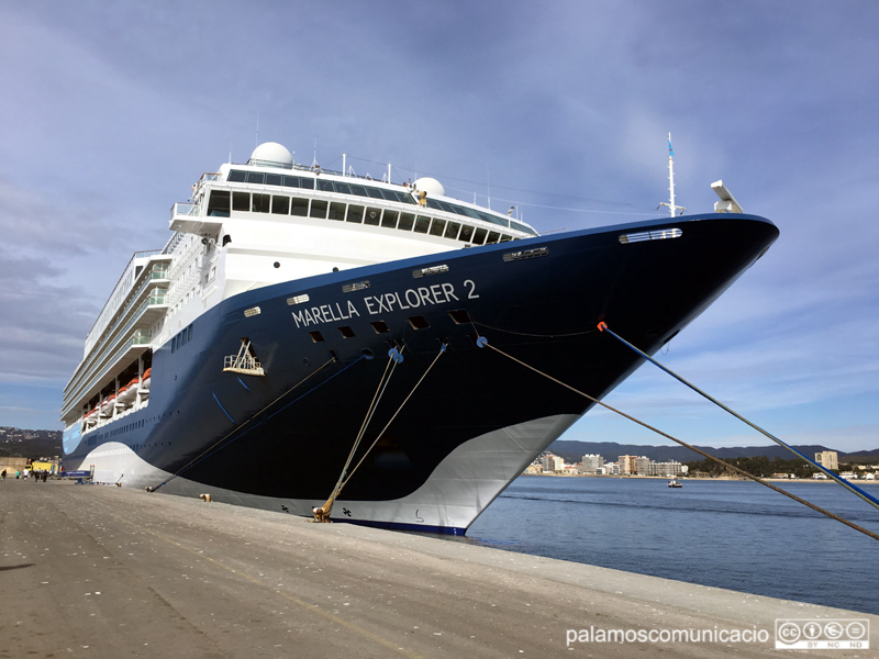 El Marella Explorer en una escala al port de Palamós.