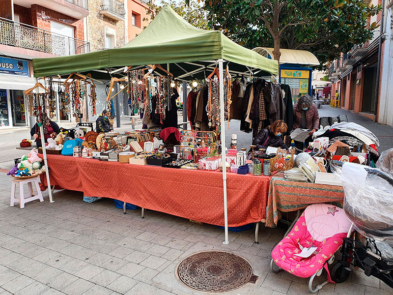 Imatge d'arxiu de la parada solidària de PROGAT a la Plaça dels Arbres de Palamós. (Foto: PROGAT Palamós).