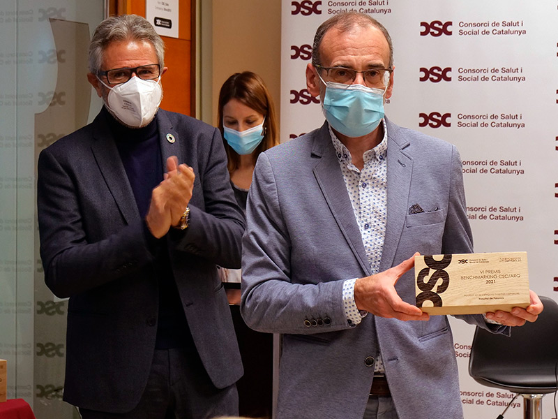 El director gerent de SSIBE, el Dr. Xavier Pérez, rep el reconeixement dels Premis Benchmarking CSC/ARQ. (Foto: SSIBE).