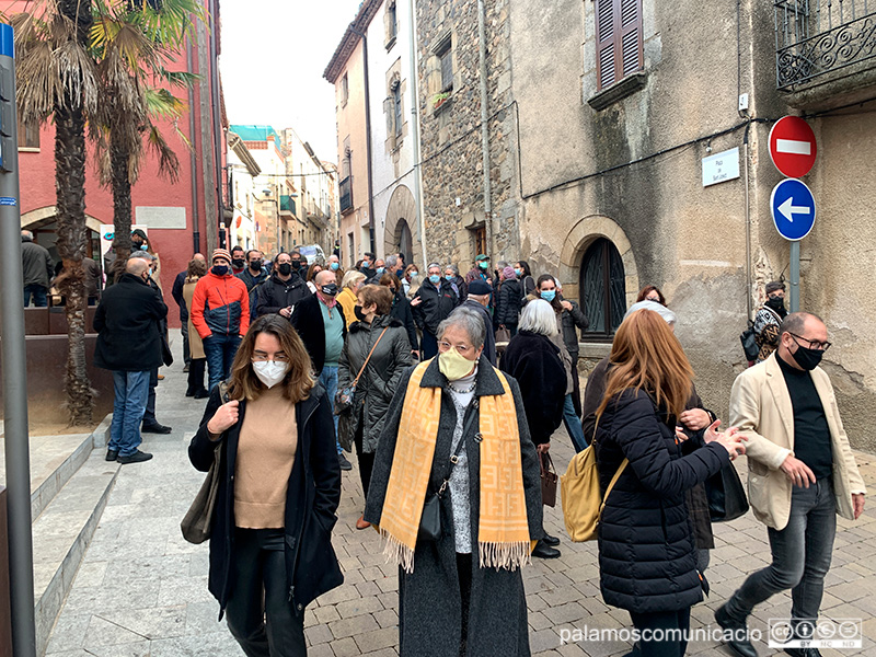L'acte ha començat amb un recorregut per cadascuna de les set llbreries que formen part de 'Calonge, poble de llibres'.
