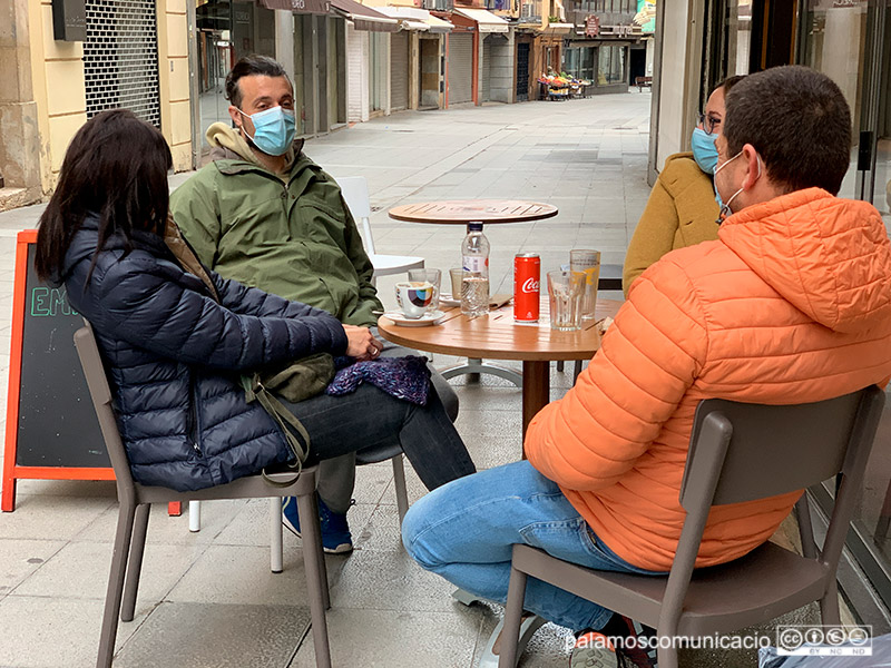 Imatge d'arxiu d'uns clients esmorzant en un bar del carrer Major, el passat mes de febrer.