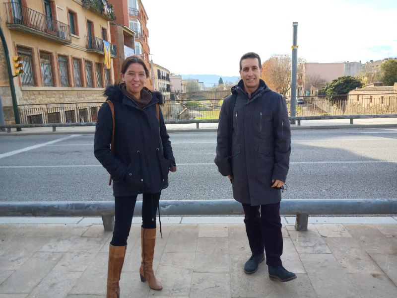 Laura López i Marc Parés, d'En Comú Podem, ahir a La Bisbal d'Empordà. (Foto: Catalunya en Comú).