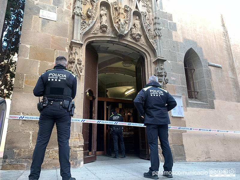 L'Església de Santa Maria de Palamós, acordonada aquest matí per la Policia Local de Palamós.