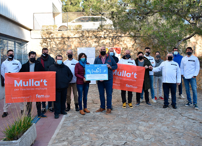 Acte d’entrega del xec solidari a la Fundació Esclerosi Múltiple. (Foto: Cuina de l'Empordanet).