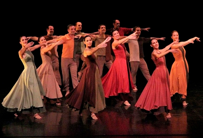 L’Esbart Ciutat Comtal presenta diumenge al Teatre La Gorga l’espectacle “(Re)Creació”.