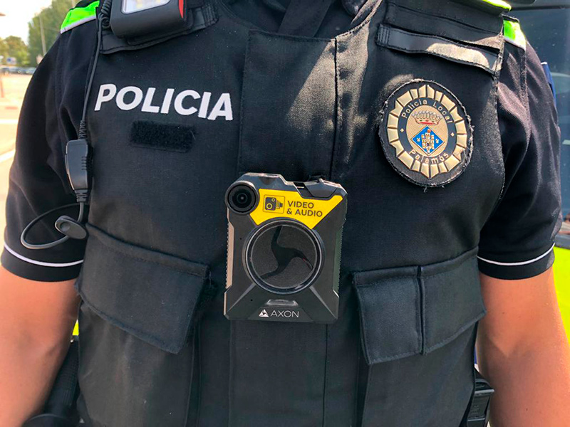 Un agent de la Policia Local de Palamós amb una de les noves càmeres unipersonals. (Foto: Ajuntament de Palamós).